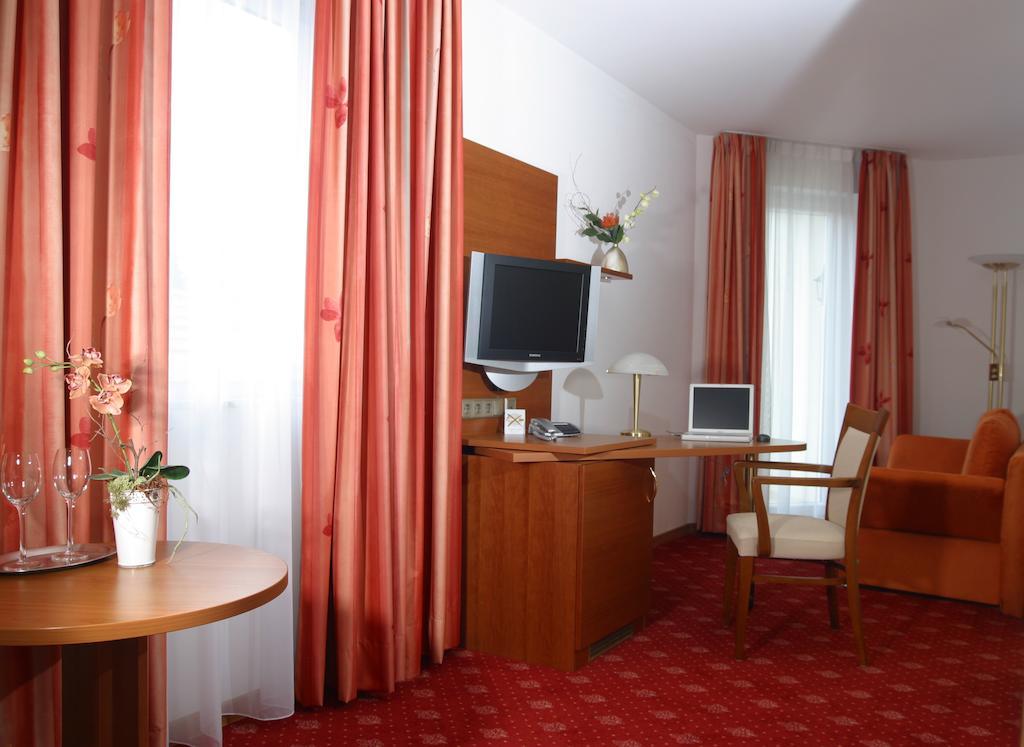 Hotel Zur Pfalz Kandel Bilik gambar
