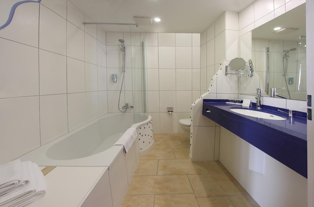 Hotel Zur Pfalz Kandel Bilik gambar