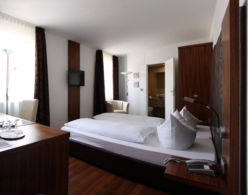 Hotel Zur Pfalz Kandel Bilik gambar