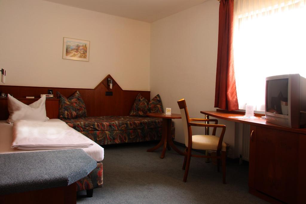 Hotel Zur Pfalz Kandel Bilik gambar